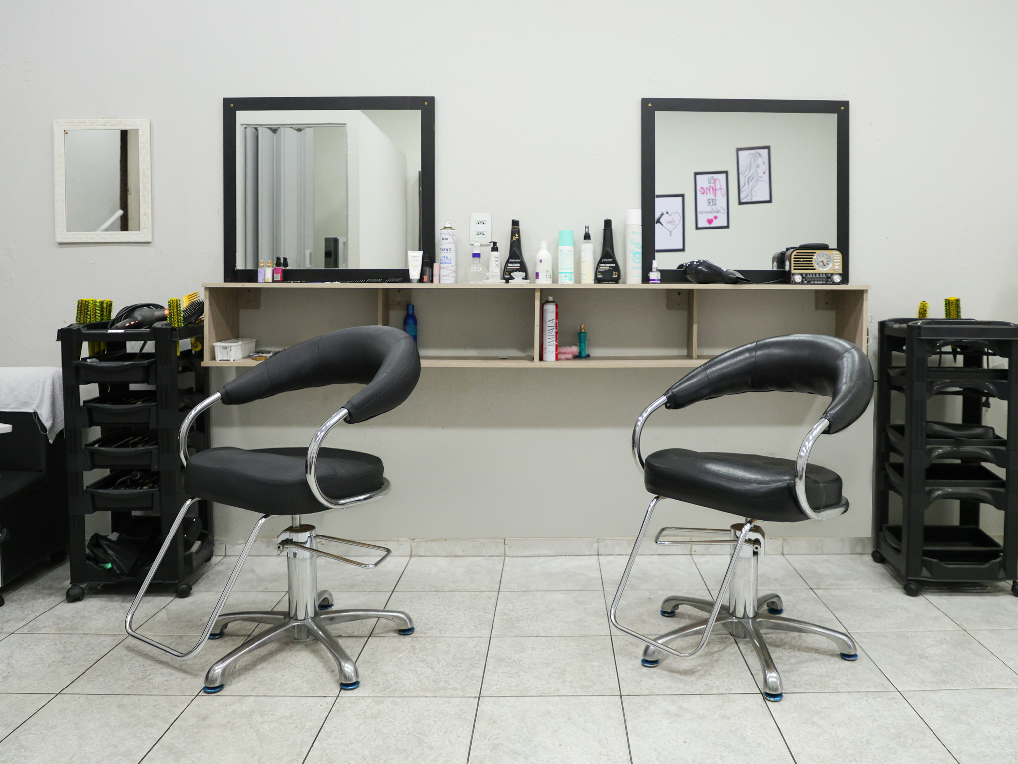 Área de espera e expositor de esmaltes do Salão Tânia